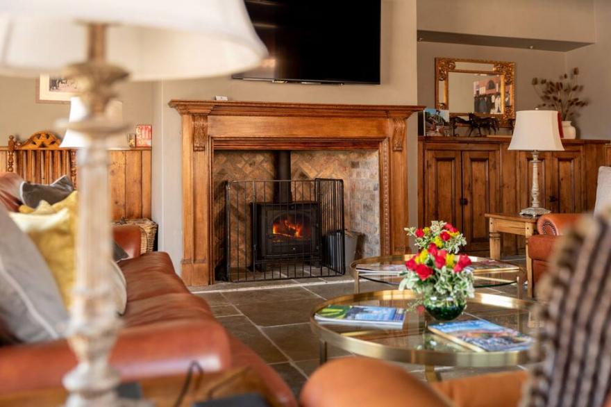SYKES LODGE, pet friendly, luxury holiday cottage in Malton