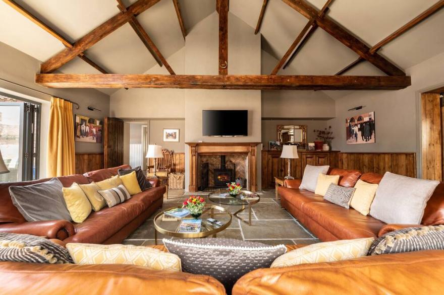 SYKES LODGE, pet friendly, luxury holiday cottage in Malton