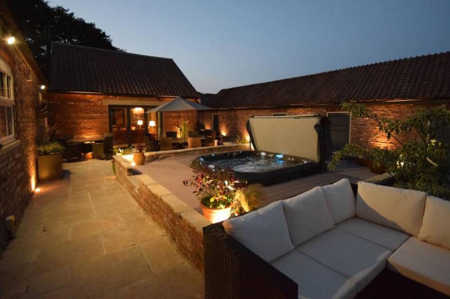 SYKES LODGE, pet friendly, luxury holiday cottage in Malton