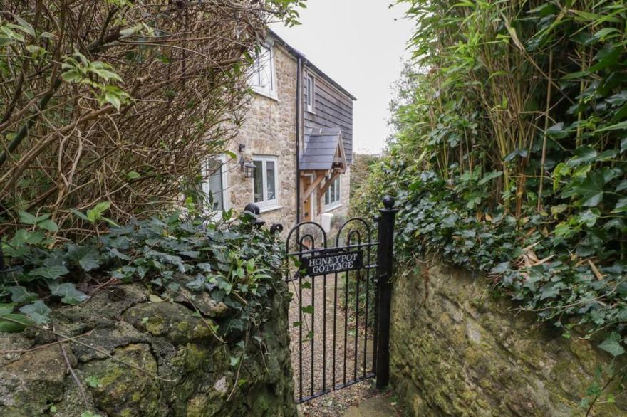 HONEYPOT COTTAGE, pet friendly, with open fire in Burton Bradstock