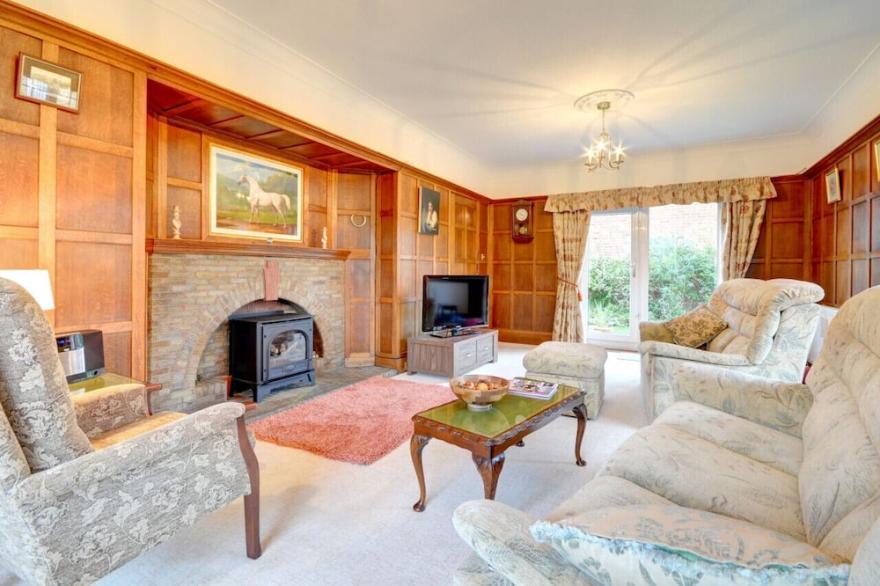 Strathmore Cottage - Two Bedroom House, Sleeps 4