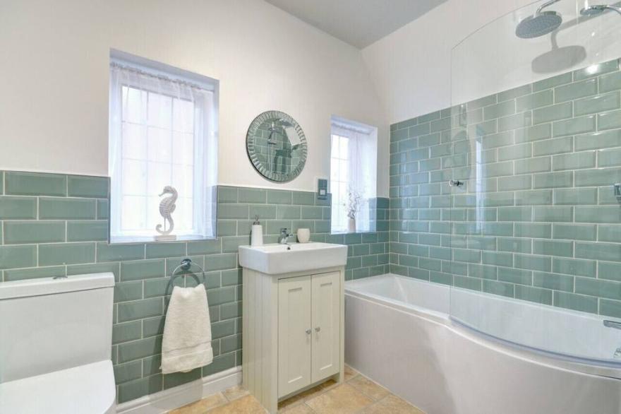 Strathmore Cottage - Two Bedroom House, Sleeps 4