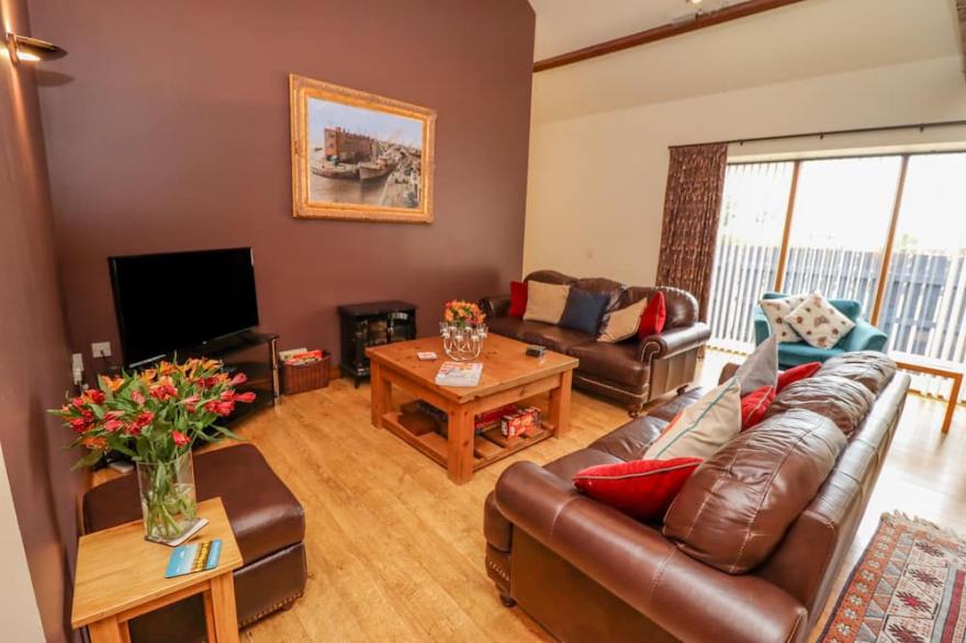 FURROWS COTTAGE, family friendly, with pool in Great Driffield