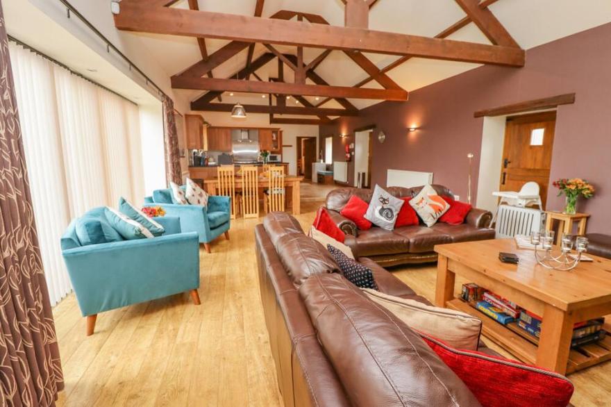 FURROWS COTTAGE, family friendly, with pool in Great Driffield