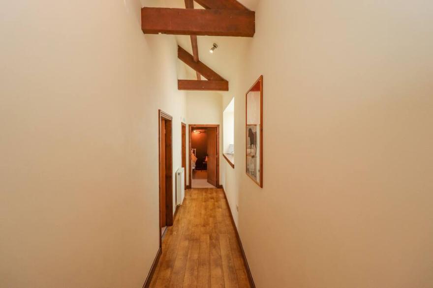FURROWS COTTAGE, family friendly, with pool in Great Driffield