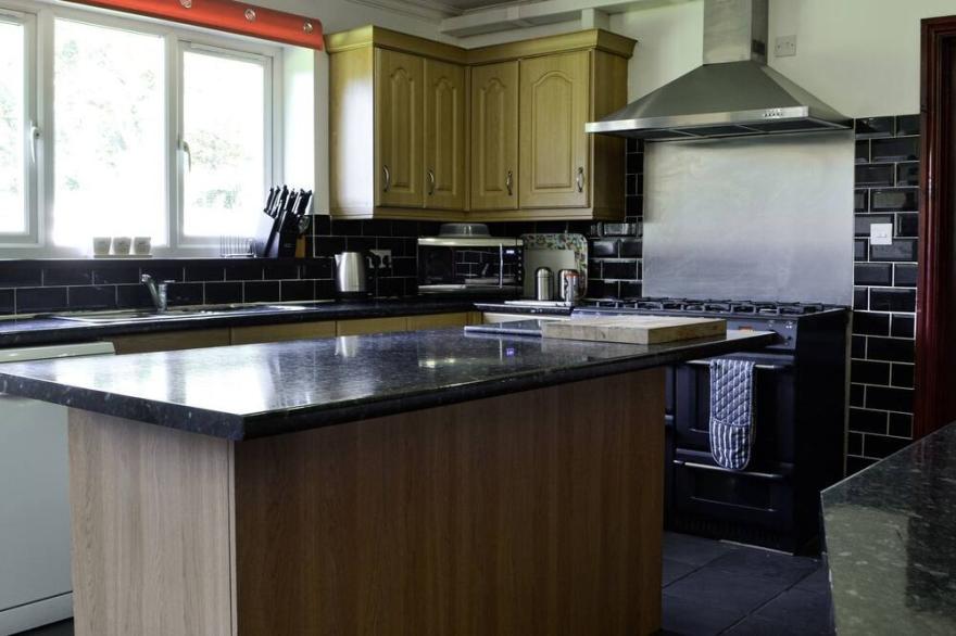 6 bedroom accommodation in Glanaman, near Llandeilo