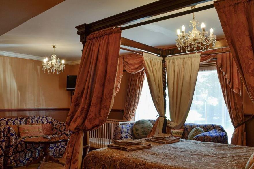 6 bedroom accommodation in Glanaman, near Llandeilo
