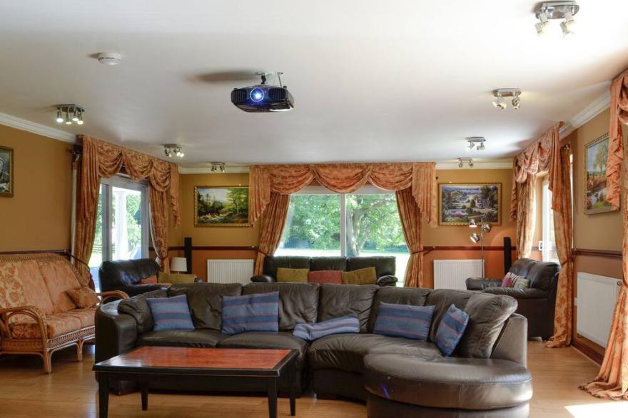 6 bedroom accommodation in Glanaman, near Llandeilo