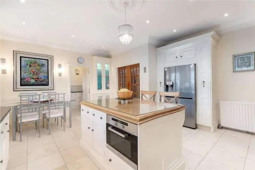 Superb 5 bedroom Mansion 20mins from City Centre..