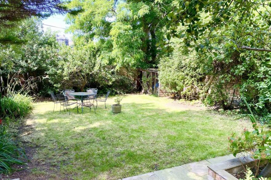 9A GROSVENOR CRESCENT, character holiday cottage in Scarborough