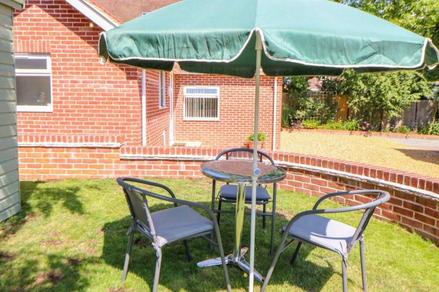 THE LODGE AT ORCHARD HOUSE, with a garden in Norwich