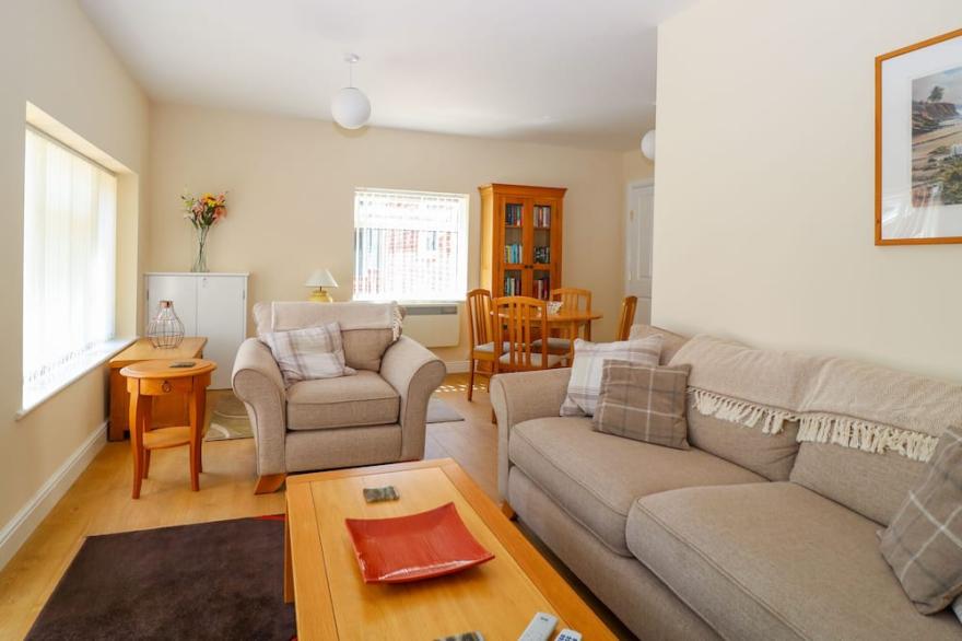 THE LODGE AT ORCHARD HOUSE, with a garden in Norwich