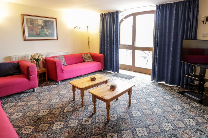 DOVECOTE COTTAGE, pet friendly in Fylingthorpe