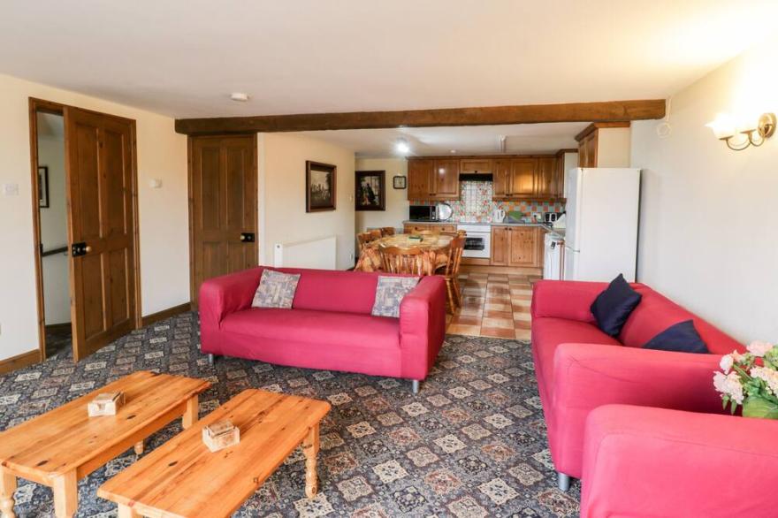 DOVECOTE COTTAGE, pet friendly in Fylingthorpe