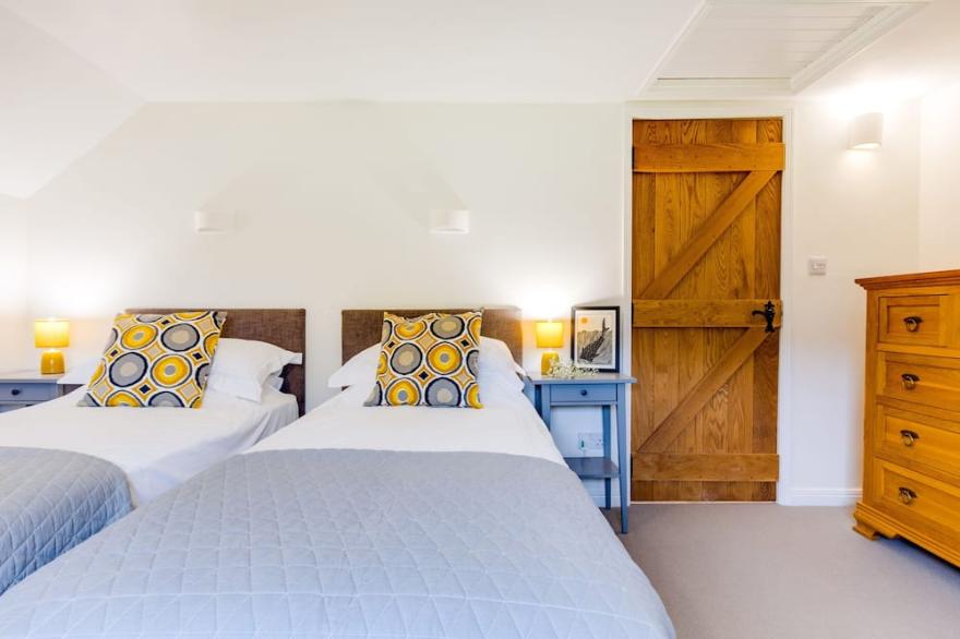 GOOSE COTTAGE - WITHIN THE HELLAND BARTON FARM COLLECTION in Delabole