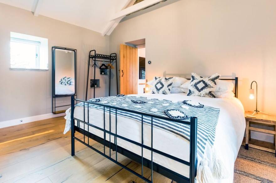 THE FARMHOUSE - WITHIN THE HELLAND BARTON FARM COLLECTION in Delabole