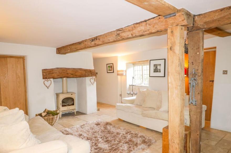 APPLE TREE COTTAGE, family friendly, with hot tub in Blandford Forum