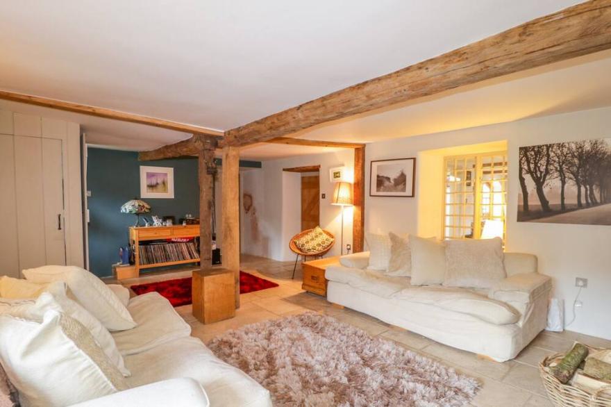 APPLE TREE COTTAGE, family friendly, with hot tub in Blandford Forum