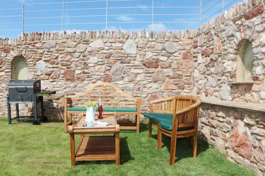 SWIFTS BARN, pet friendly, character holiday cottage in Brixham