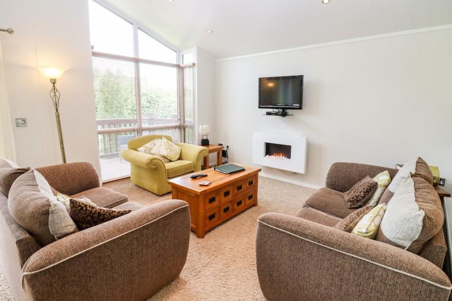 OAK LODGE, family friendly, luxury holiday cottage in Glasshouse