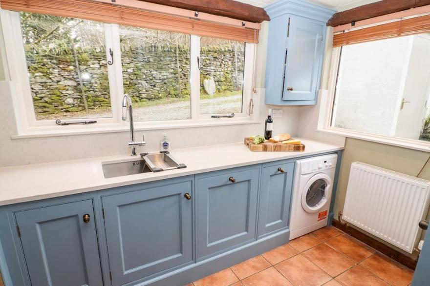 GUNPOWDER COTTAGE, pet friendly, with open fire in Elterwater