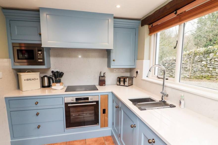 GUNPOWDER COTTAGE, pet friendly, with open fire in Elterwater
