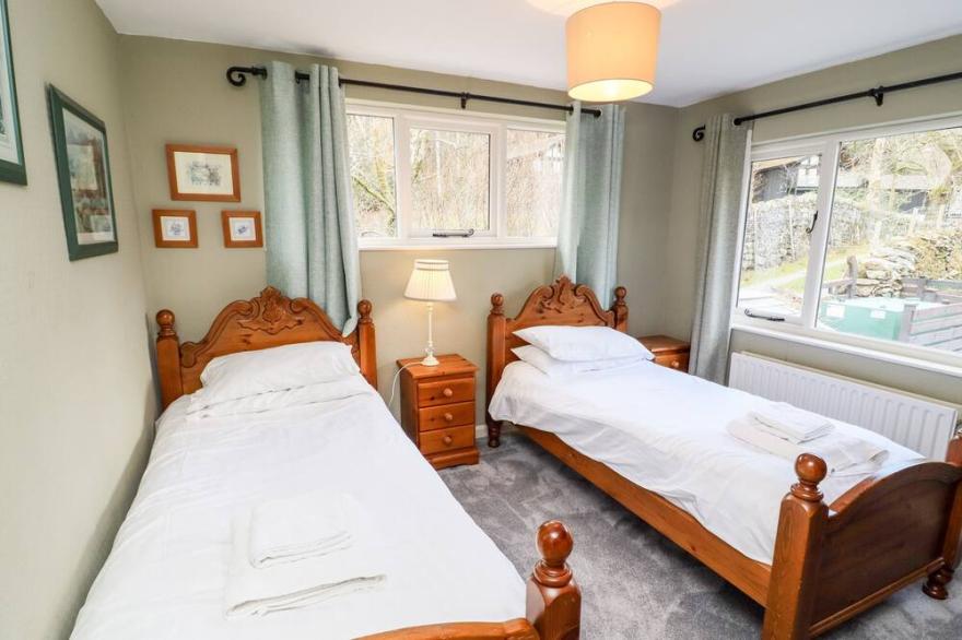 GUNPOWDER COTTAGE, pet friendly, with open fire in Elterwater