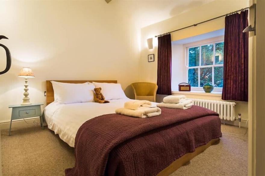 THIMBLE HALL, romantic, with open fire in Grasmere