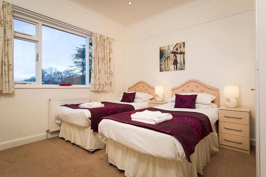 LANGDALE VIEW, pet friendly, with a garden in Windermere