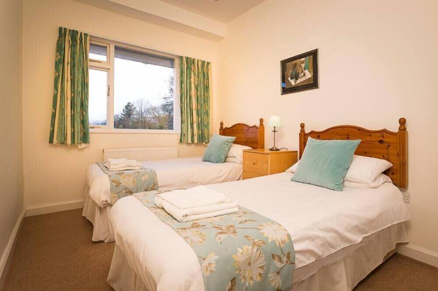 LANGDALE VIEW, pet friendly, with a garden in Windermere