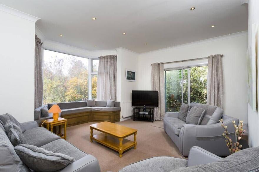LANGDALE VIEW, pet friendly, with a garden in Windermere