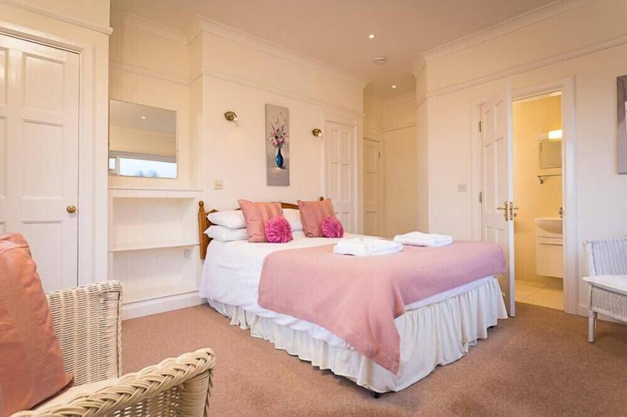 LANGDALE VIEW, pet friendly, with a garden in Windermere