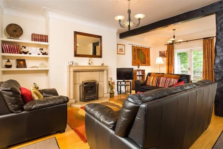 PRIORY LODGE, pet friendly, with a garden in Windermere
