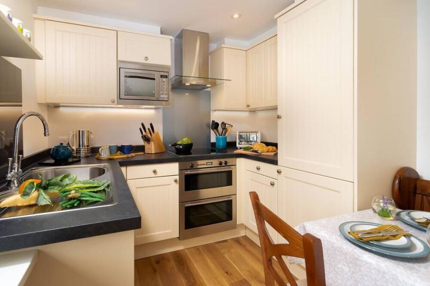 PENNYS COTTAGE, pet friendly, with open fire in Troutbeck