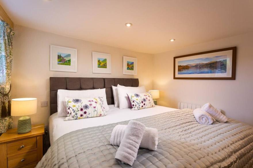 PENNYS COTTAGE, pet friendly, with open fire in Troutbeck