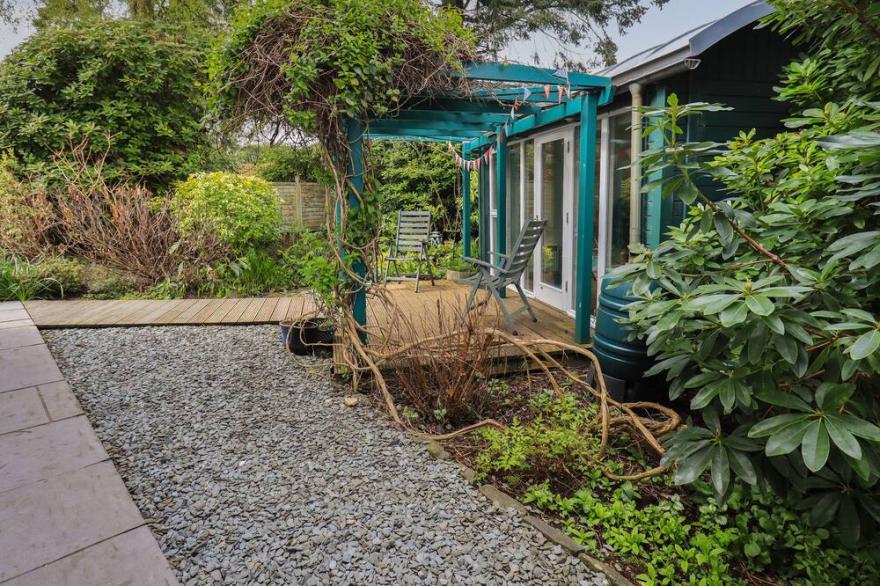 SILVER BIRCHES, pet friendly, with hot tub in Windermere