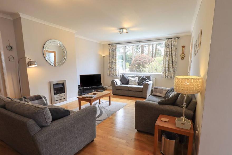 SILVER BIRCHES, pet friendly, with hot tub in Windermere
