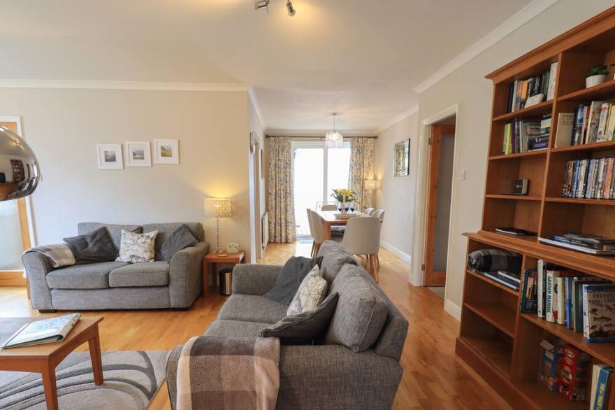 SILVER BIRCHES, pet friendly, with hot tub in Windermere