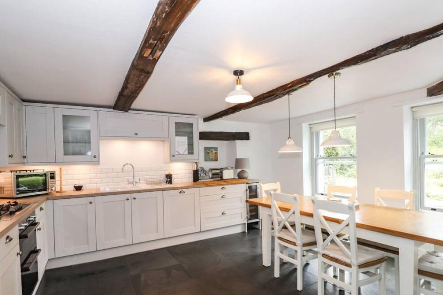 THE MEWS, pet friendly, with open fire in Ambleside