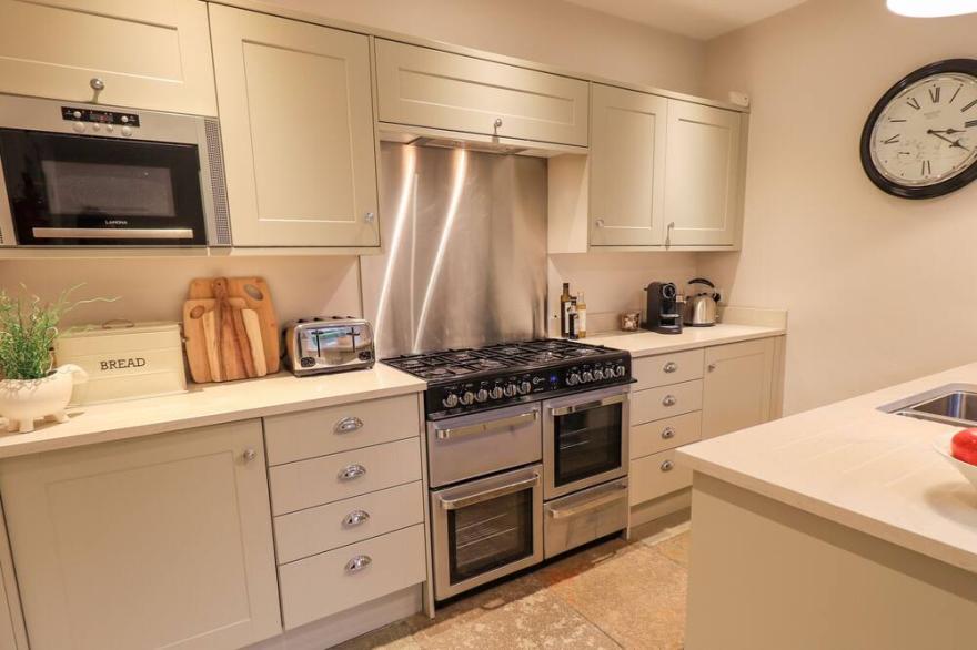 HONEYWOOD HOUSE, family friendly, with open fire in Grasmere