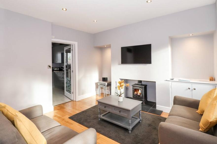LAKESTONE COTTAGE, pet friendly, with open fire in Windermere