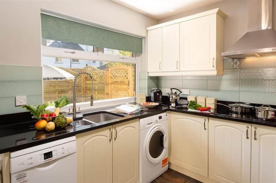 LITTLE LEVERET COTTAGE, pet friendly, with open fire in Keswick