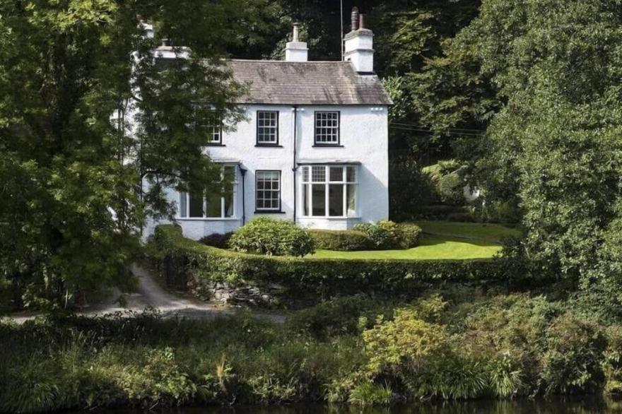 LOUGHRIGG COTTAGE, family friendly, with open fire in Ambleside