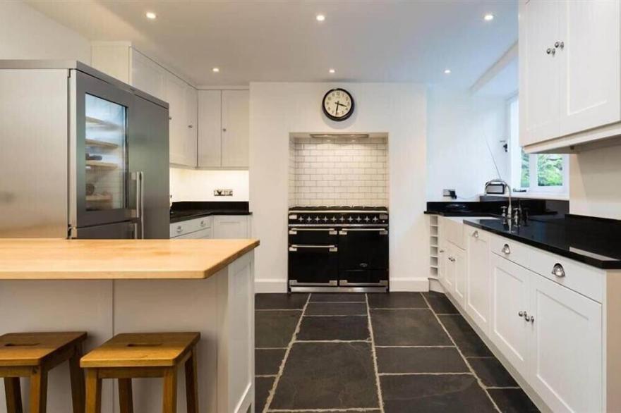LOUGHRIGG COTTAGE, family friendly, with open fire in Ambleside