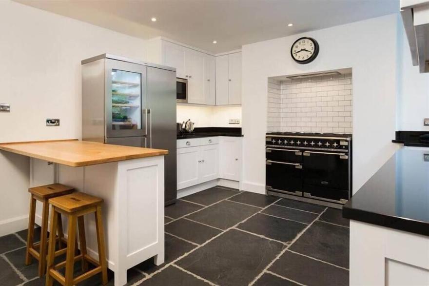 LOUGHRIGG COTTAGE, family friendly, with open fire in Ambleside