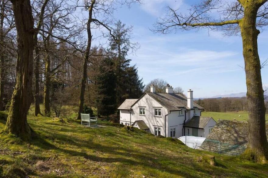 JUNIPER COTTAGE, family friendly, with a garden in Windermere