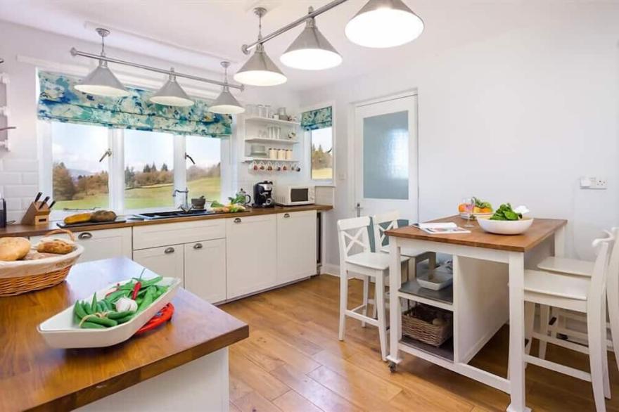 JUNIPER COTTAGE, family friendly, with a garden in Windermere