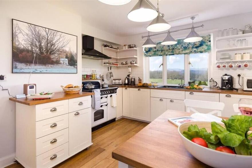 JUNIPER COTTAGE, family friendly, with a garden in Windermere