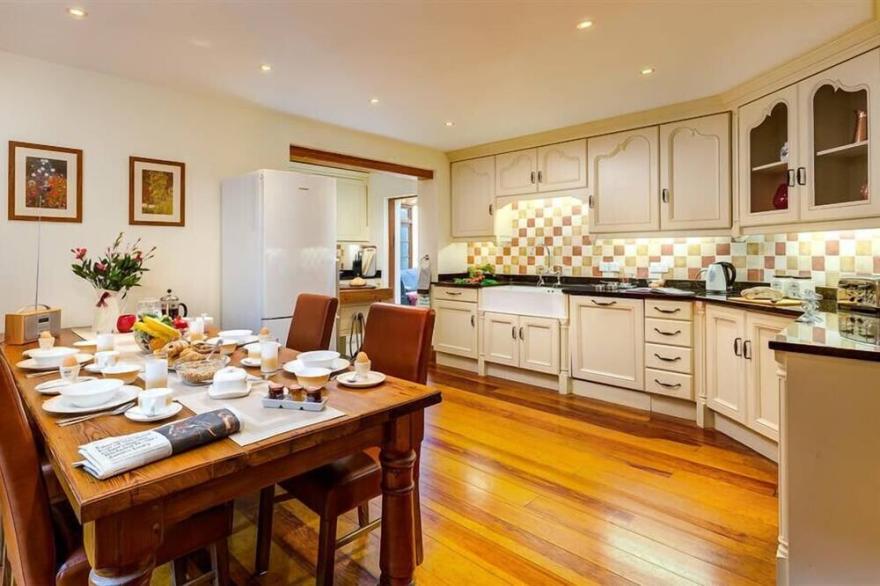 SILVER HOWE, family friendly, with open fire in Bowness-On-Windermere