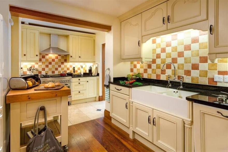 SILVER HOWE, family friendly, with open fire in Bowness-On-Windermere